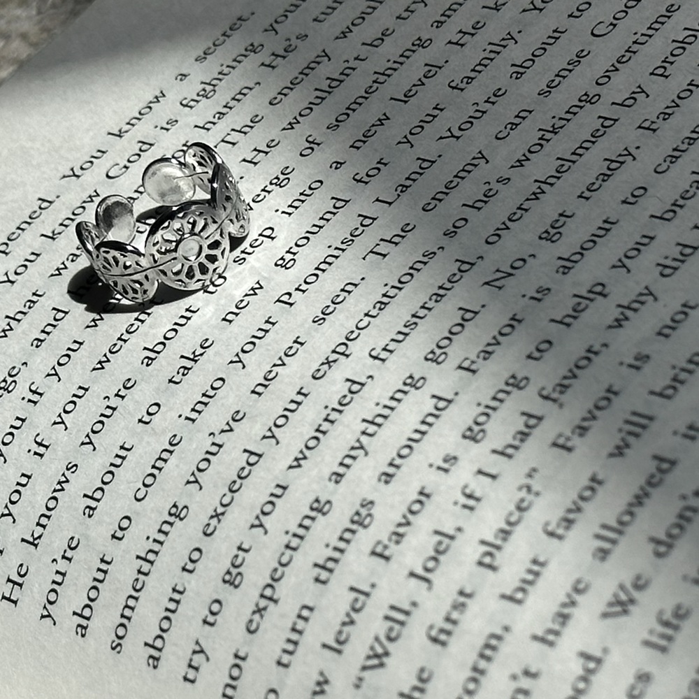 n e w | silver floral patterned ring 𑁍